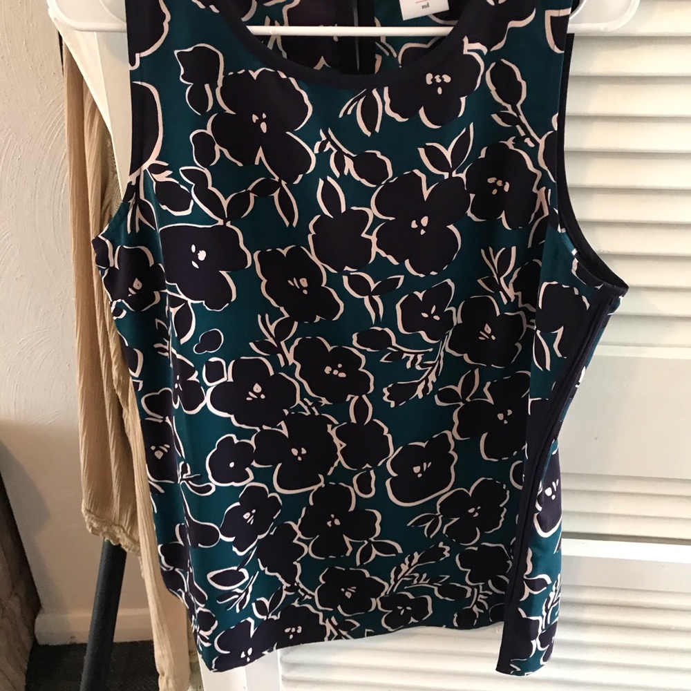 Cabi. Floral print top. Grey details. Medium.